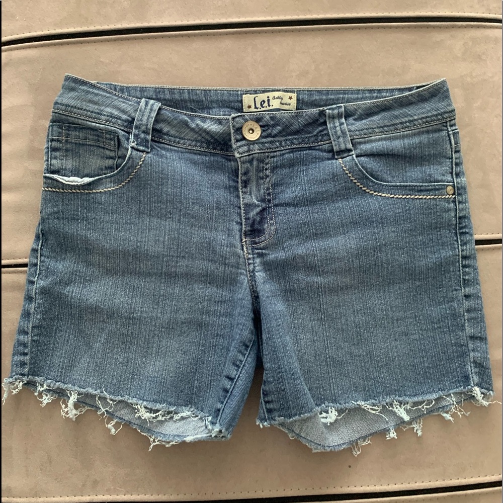 NWOT L.e.i Ashley Lowrise Denim Shorts size Junior 11